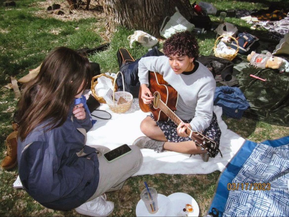 π Backyard picnic with a playlist - strawberries, a blanket, your favorite songs, and no phone in sight
