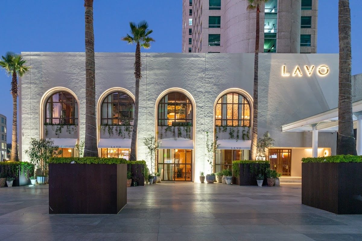 LAVO - Mejor plato: Pizzas Ambiente: Nos sorprendió lo cool del lugar, los drinks delis y la pizza esta buenisma. El lugar super agusto y recomendable hacer reserva ya que estaba lleno.