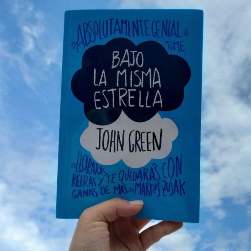 Bajo la misma estrella - Hazel Grace, una adolescente con cáncer, conoce a Augustus Waters en un grupo de apoyo. Juntos, exploran el amor y la vida a pesar de sus circunstancias.