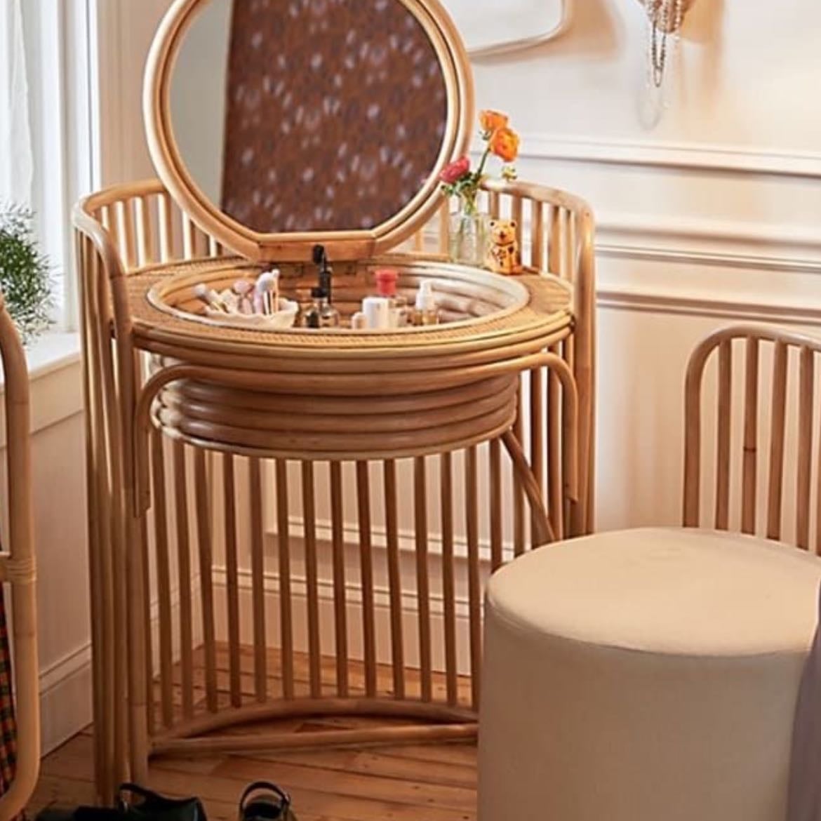 compact circle vanity and chair