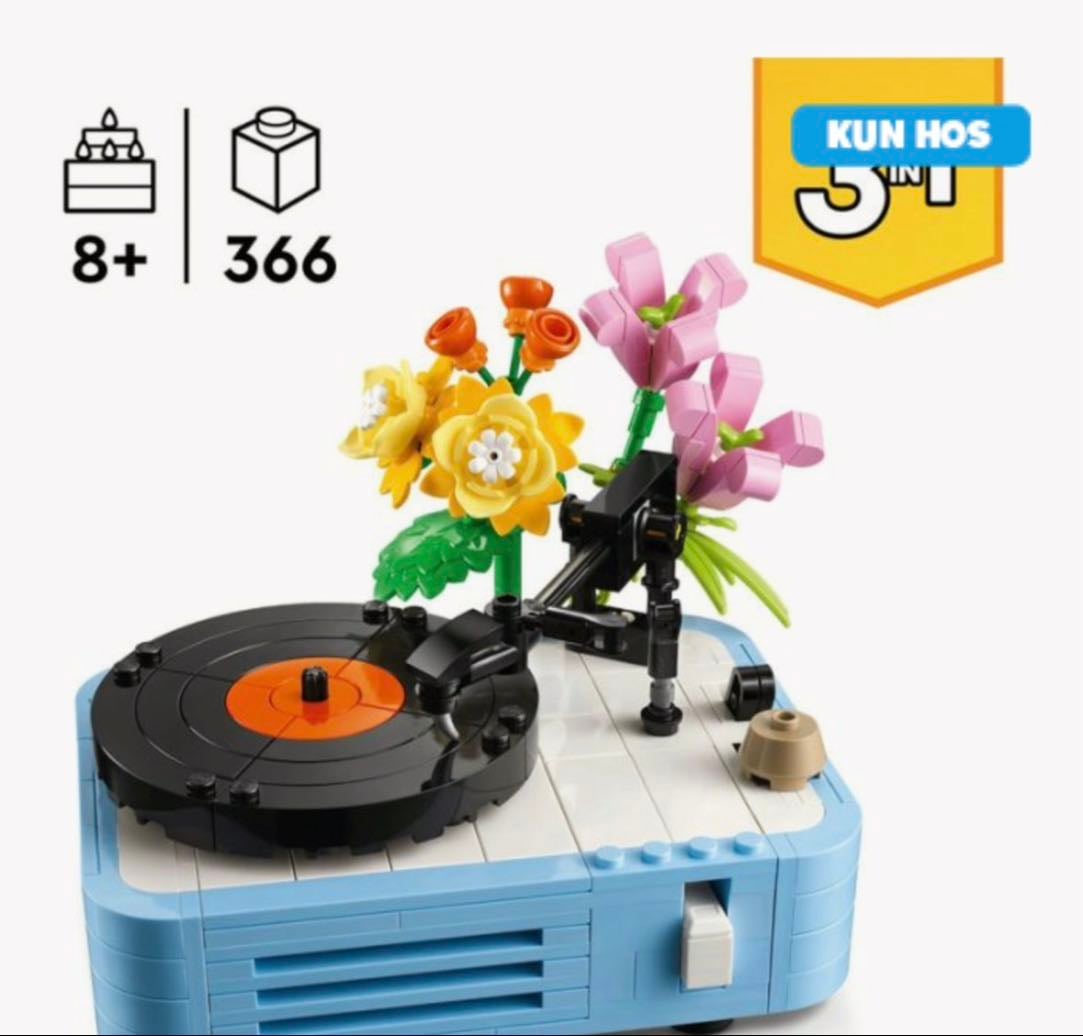 Record Player And Flowers - 399kr