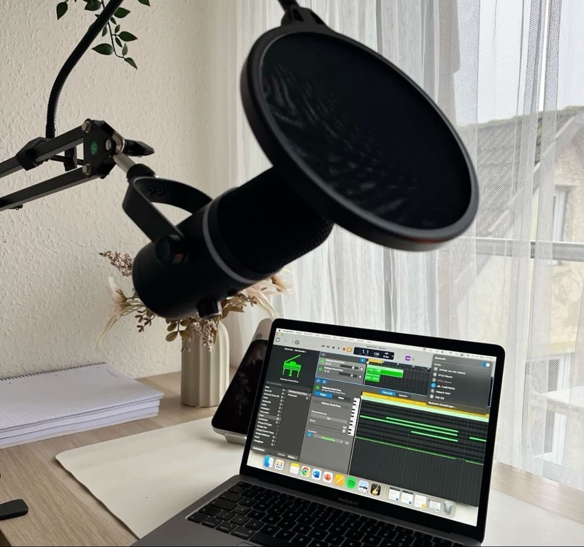 Podcast - Music hypelist by Valerie de la Cruz