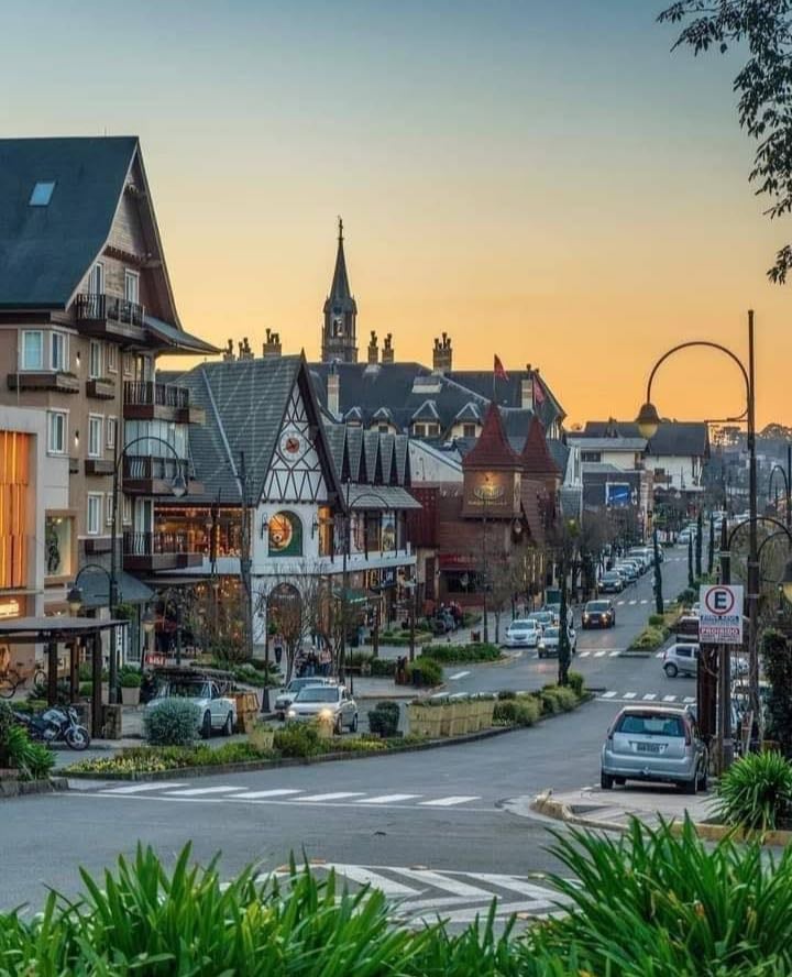 Gramado - •Mini Mundo
•Lago Negro
•Le Jardim Parque de Lavanda
•Rua coberta
•Hollywood Dream Cars
•Fonte do Amor Eterno
•Museu de Cera
•Paróquia São Pedro
•Snowland
•Belvedere
•Rua Torta
•Reino do Chocolate
