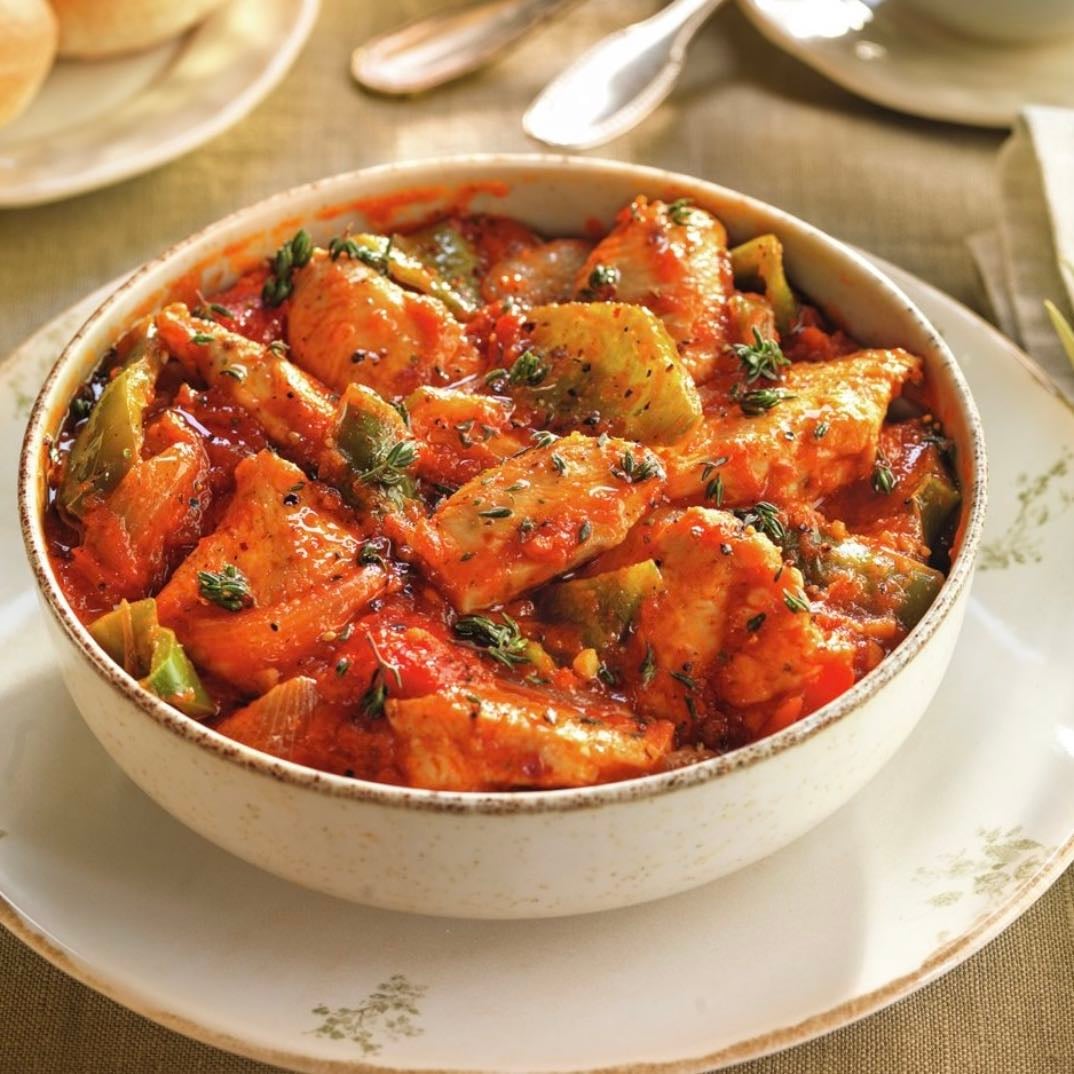 Pollo con tomate y verdura