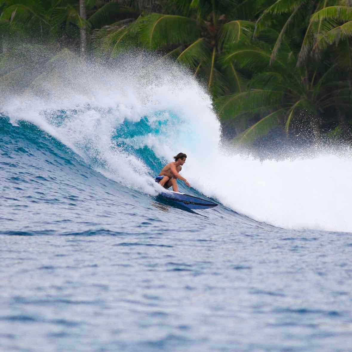 Burgerworlds Mentawai - A fat turn wave with an insane background