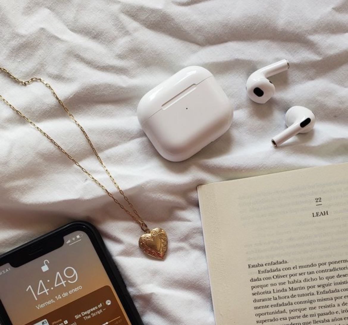 feel good music 🫧✨ - Music hypelist by Ana Laura Silva
