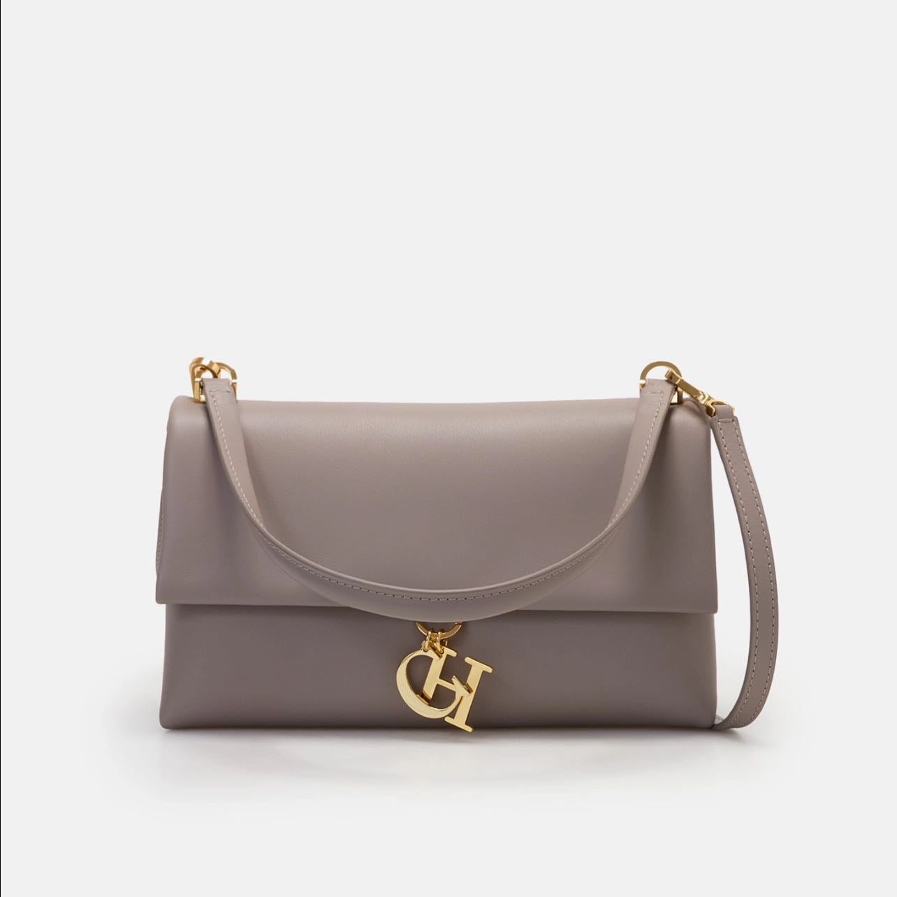 CH Camelot Medium Shoulder Bag - Color: Trench
$1100