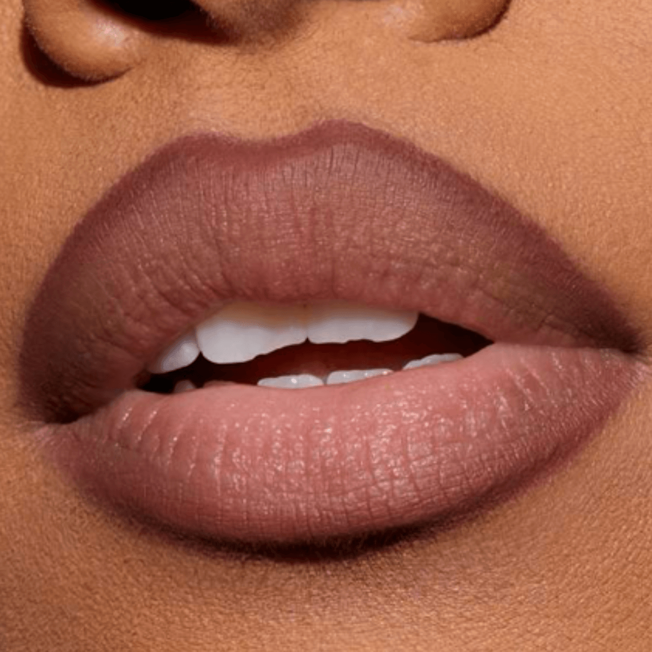 Huda Beauty - Warm brown