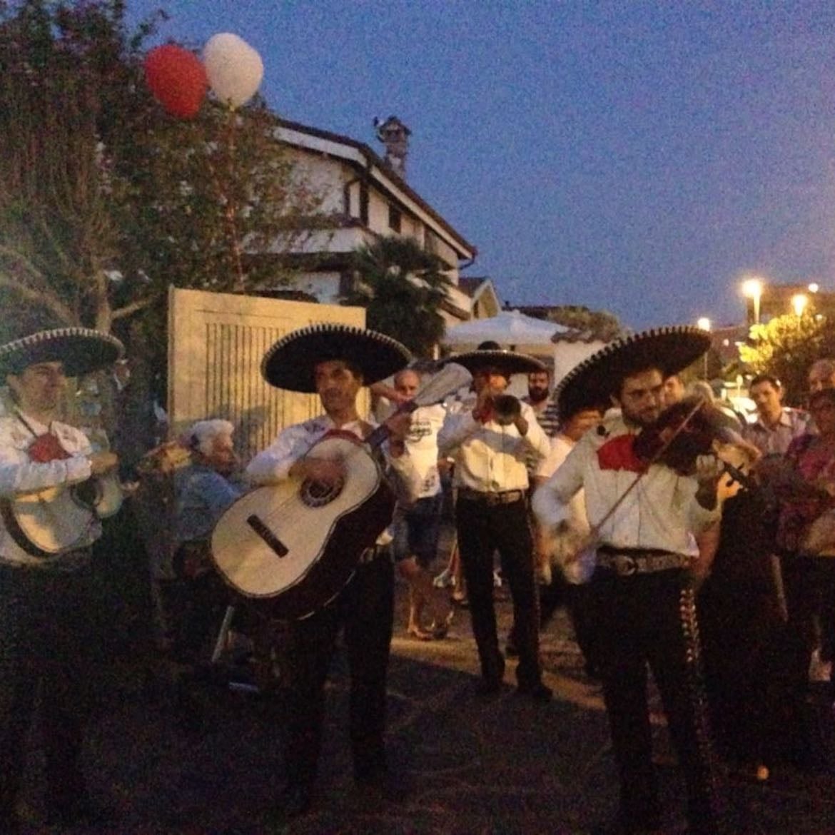 Que me traigan mariachi - Que me dediquen motivos de luismi