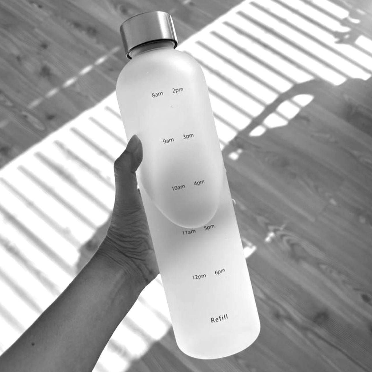 Beber uma garrafa de água quando acordar - 10/10. Arrisco dizer que a melhor escolha do mês. Sinto um glow na pele, na barriga, meu corpo funcionando 10/10 if you know what I mean. Parece que descobri o truque mágico do glow. veremos mês que vem