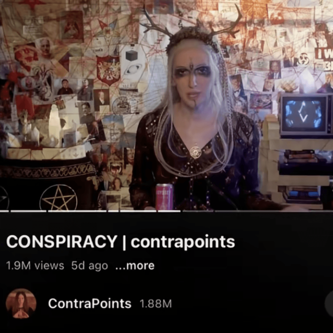 Ella hace un análisis sobre las conspiraciones y por qué la gente cree en ellas