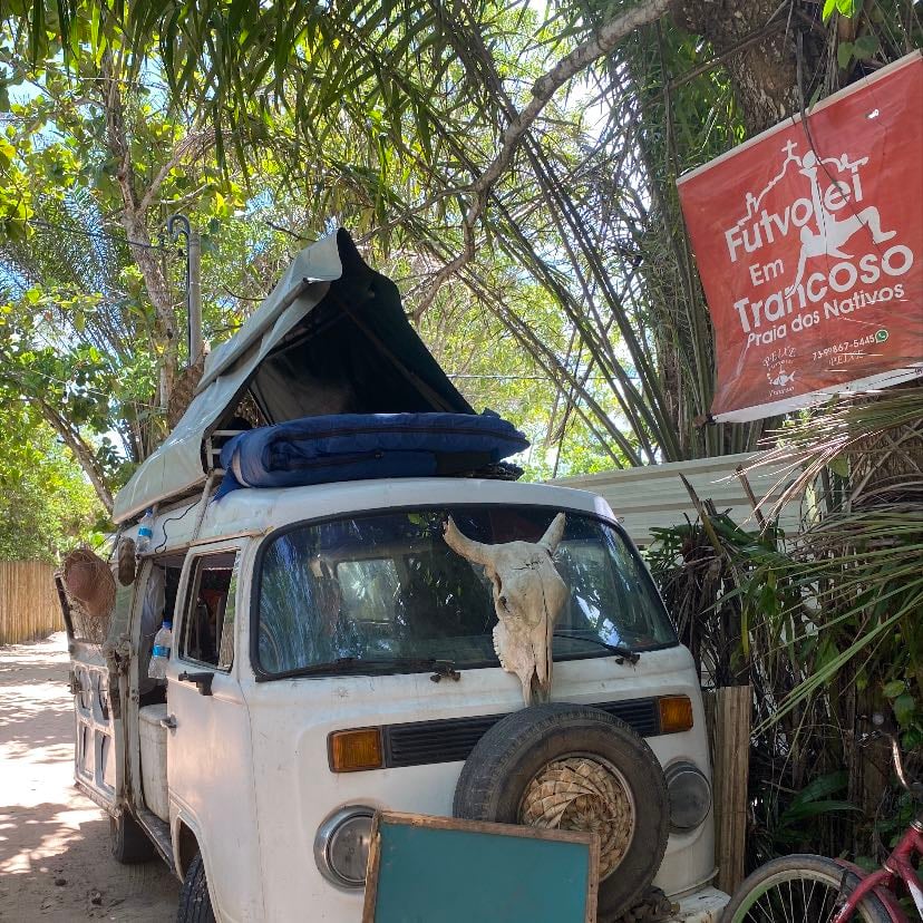 trancoso - é conhecido por ser bem caro, e é mesmo. mas calma. o quadrado é o centrinho da cidade, lá as hospedagens e os restaurantes costumam ser caros mesmo. indico o rabanete, a comida é mais em conta e muuuuito gostosa. tem a sorveteria da beyoncé (não sei o nome, só sei que ela foi lá), vendem gelatos com sabores de frutas típicas da região. fora do quadrado a hospedagem é bem mais em conta, tem mercadinhos e vendas ótimas. antes de entrar no quadrado, tem um estacionamento com um quiosque de bebidas. vendem uma caipirinha que foi uma das melhores que já provei (quando fui custava 10 reais). achei o acesso à praia muito fácil, trancoso é o lugar ideal se você quer algo mais tranquilo, diferente dos municípios vizinhos. é um destino mtttttt bom pra casais e famílias. mas se você é chato (a) como eu, se prepara pra ver um monte de herdeiro metido á old money lá, eu acho que trancoso deve ser pra eles o que a praia grande é pra mim, socorro. eu me conectei com a comunidade local e gostei muito. trancoso foi massa