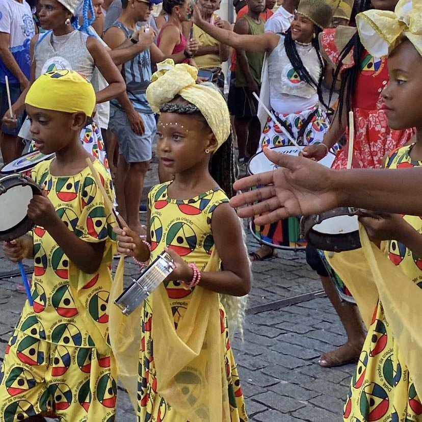 salvador - achei que seria só mais uma cidade da programação a se conhecer mas paguei minha língua. a mais forte experiência sociocultural que já tive. água cristalina e quentinha. igrejas surreais de lindas num estilo renascentista, mas também influenciadas por um sincretismo religioso. fui no pelourinho, tomei um passe do moço do carro do axé e bebi uma limonada com coco per-fei-ta que também tem lá. fui no começo de dezembro e a cidade tava bombando. além do festival afropunk brasil e do festival salvador capital afro, vi o desfile (ensaio, não sei) do bloco filhos de gandhy e do olodum. muitos centros culturais, como a casa de jorge amado e o mam - museu de arte moderna (do ladinho da praia da gamboa, depois de apreciar arte, o after é tomando uma cervejinha e comendo algum peixe ou fruto do mar, uma delícia). a passagem no elevador lacerda é obrigatória e comer o melhor acarajé da cidade no rio vermelho também. das praias eu curti mais a do porto da barra - cheia de gente gostosa simpática e cheia de gays (eu amo). por acaso tive um date de dentro do mar no pôr do sol e vi duas tartarugas, me senti num filme do sérgio machado. briguei com ele no final mas essa parte eu finjo que não aconteceu. é uma cidade bem perigosa e daqui pra ali rola uma confusão, as pessoas são esquentadas então esteja sempre em atividade. mesmo com uma realidade tensa, uma senhora na praia falou comigo como se eu fosse sua neta, e uma criança no mar pulou no meu colo como se eu fosse sua irmã. eu cresci na frieza de são paulo e por mais que sejam gestos simples, me tocaram. não sei explicar sobre o que tem na maneira em que desconhecidos se esbarram, mas é mágico e lindo - e eu não poderia ter encerrado esse mochilão de outra forma. não tenho dúvida alguma que meus ancestrais vibraram por mim. meu espírito foi muito feliz.