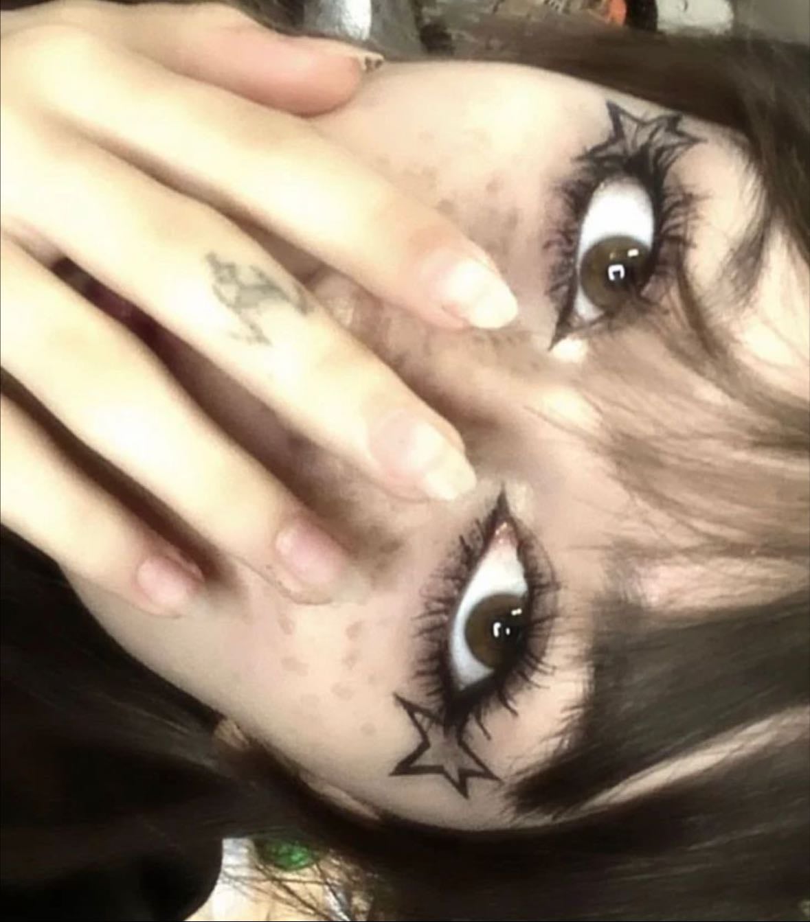 Graphic liner