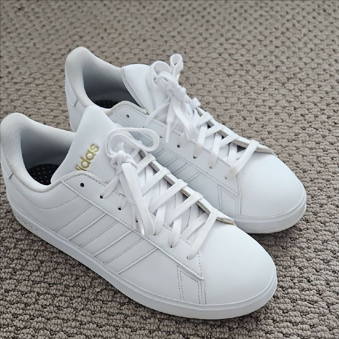 white tennis shoes