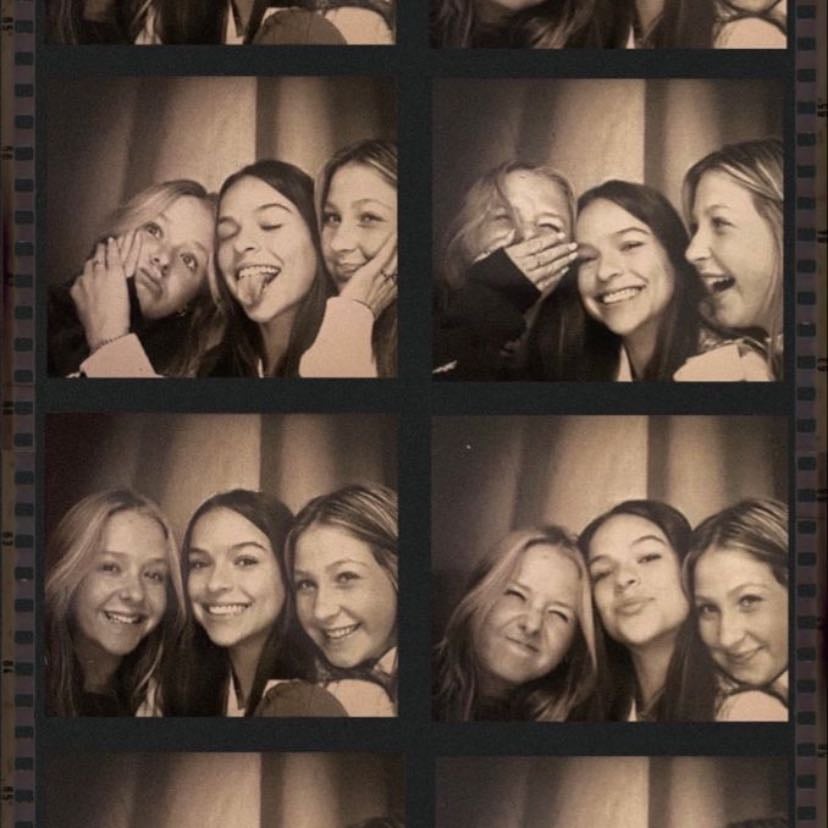 Photo Booth with friends🎞️