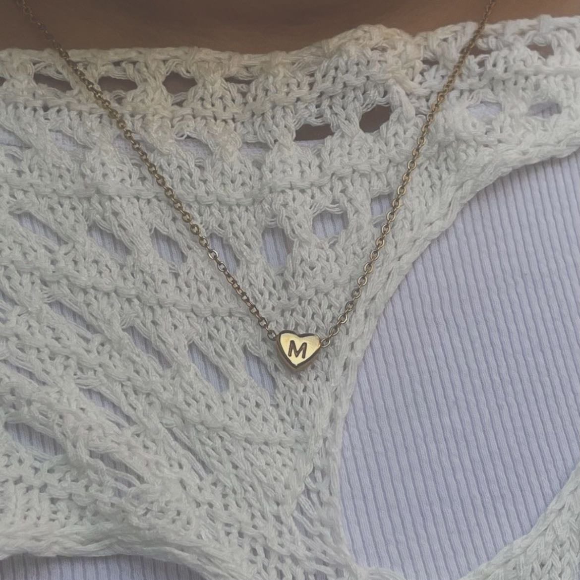 cadenita con inicial de alguien