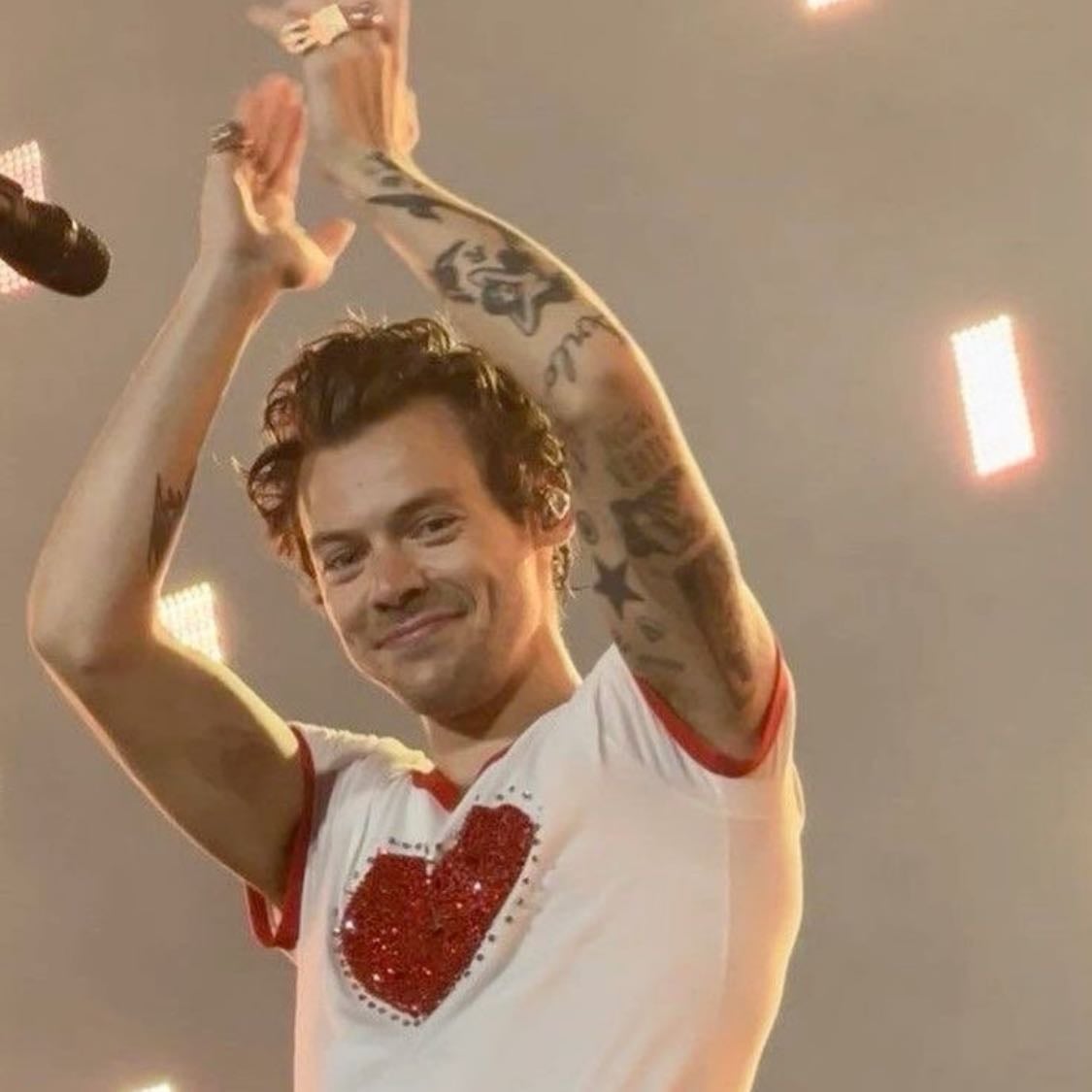 Harryyyy ✨ - He makes me feel like i belong and reminds me that it’s ok to be myself. Whenever im sad all i have to do is listen to his music and it puts a smile on my face. He’s a great role model to me and has helped me to be a better person. He’s literally never rude to anyone and always treat people with kindness no matter who they are. He advocates for women’s rights and the lgbtq+ community and overall makes people feel loved. I’ve been a fan since 2022 and i think I’ll love him forever. ♥️