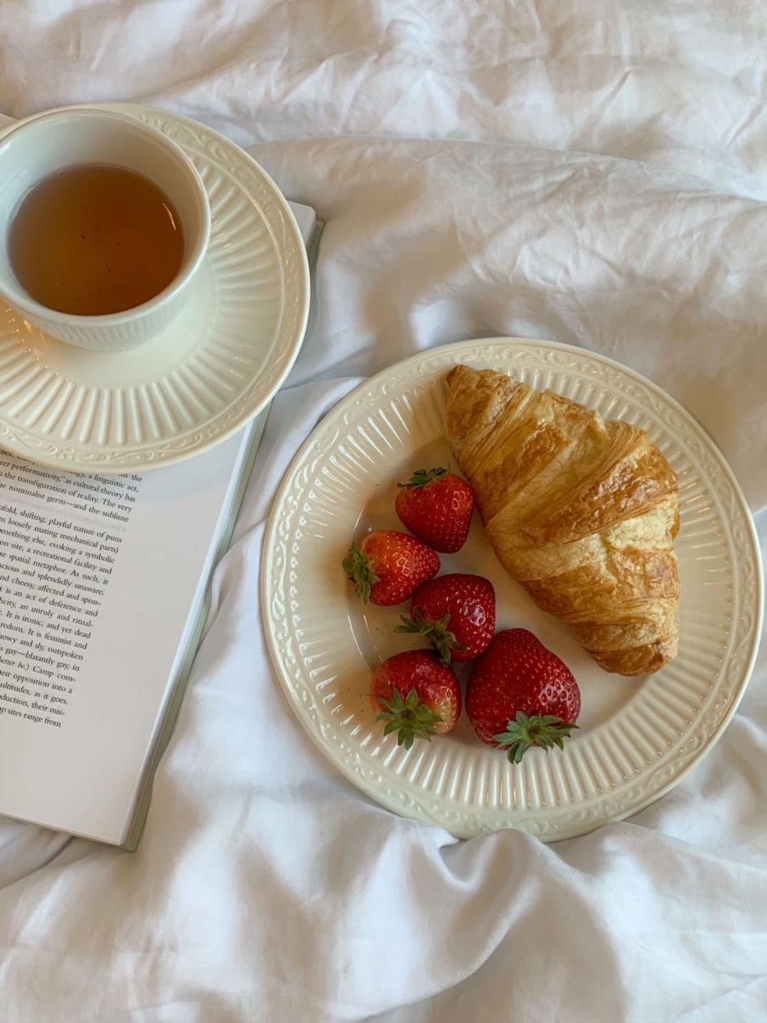 Croissant and tea solo dates