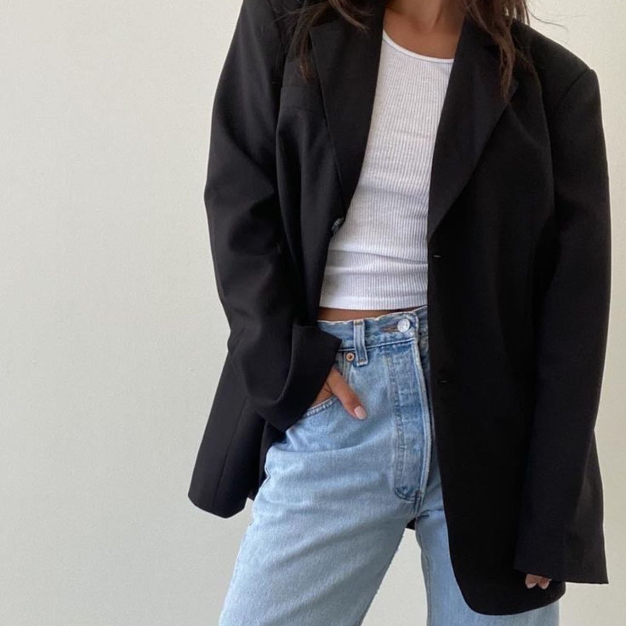Blazzer, jeans y remera bΓ‘sica