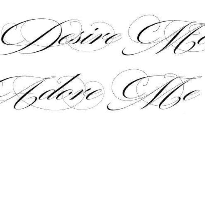desire me adore me su due dita nella mano non tatuata