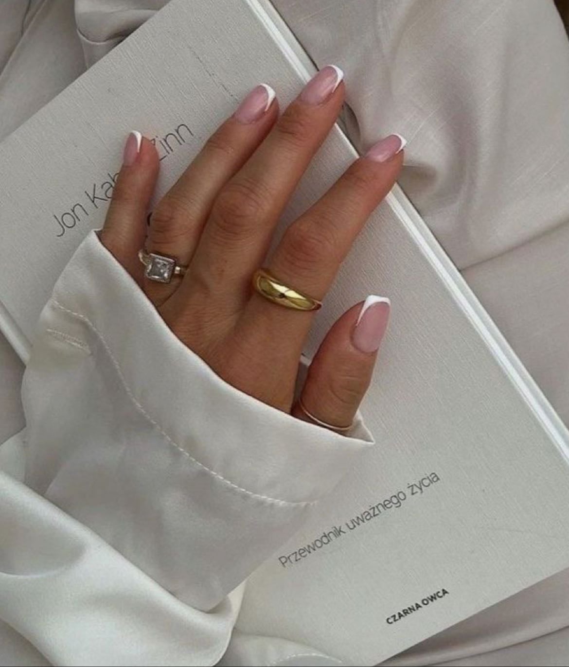 Uñas - Tenlas cortadas, usa un brillo transparente o píntalas dependiendo si en la escuela te lo permiten, esos pequeños detalles se notan, y mucho