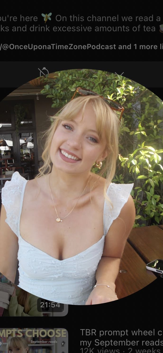 Freya Valerio - booktuber/ booktoker