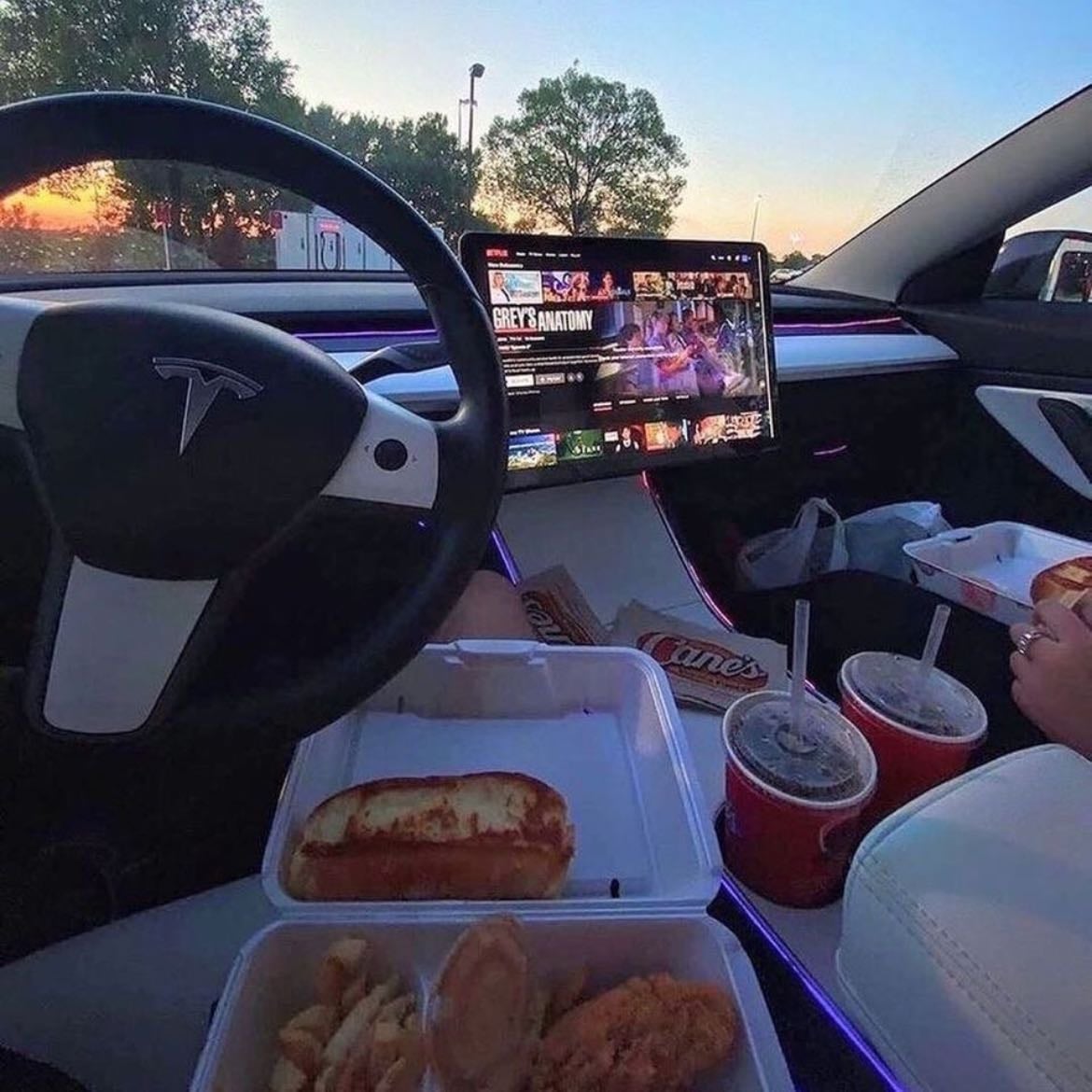 Picnic en el auto 🚗🍣 - Personalmente recomiendo comer algo que no ensucie mucho, recomiendo 100% el sushi o un café, es una cita linda, barata, tierna y mejor cuando en algo tan simple te regalan flores (AMO) 🥺💞