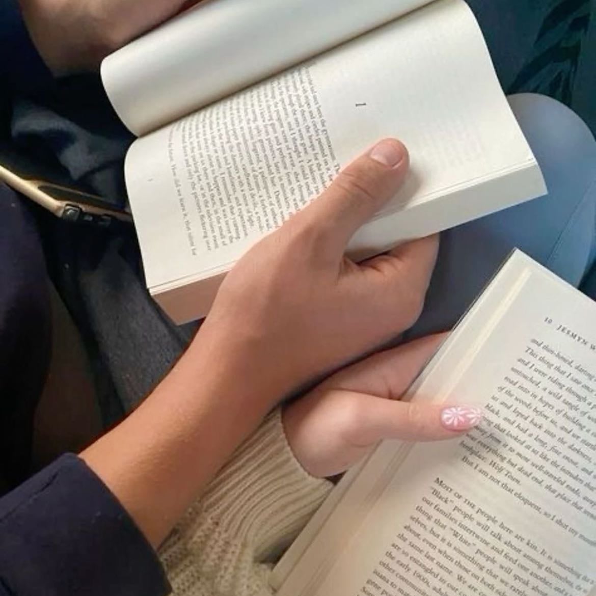 Leer juntos📖💕 - Simple, barato, pasan tiempo juntos, la excusa perfecta para escuchar su hermosa voz 💐
