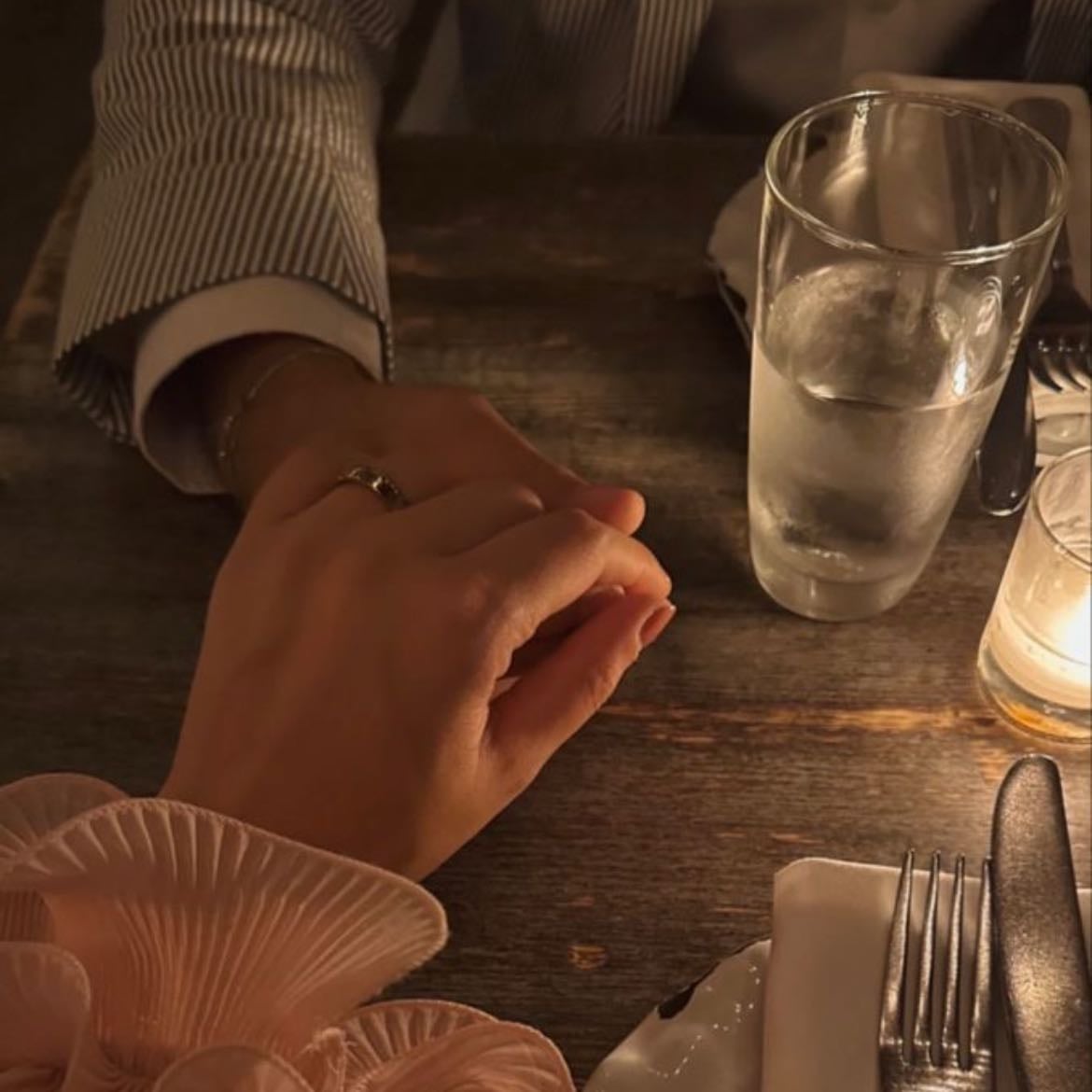Restaurant night🌙🍸 - Acá en Argentina hay un restaurante super lindo y caro en el que tocan Jazz, se llama Chicago, solemos ir ahí a comer pasta y tomar cocktails, un plus de la cita es que te lleve flores y se pague el motel luego 🌷💕