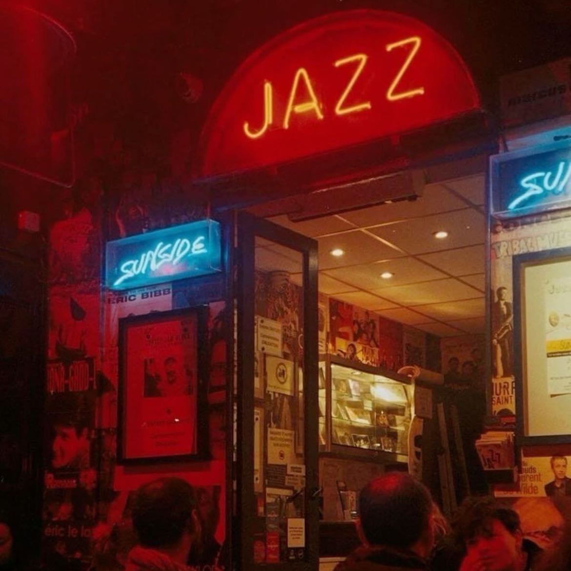 Club de jazz🎺🤎 - Comer algo como sushi (amo) o salmón, tomar unos tragos, cantar Ray Charles, bailar… Simplemente la cita ✨perfecta✨