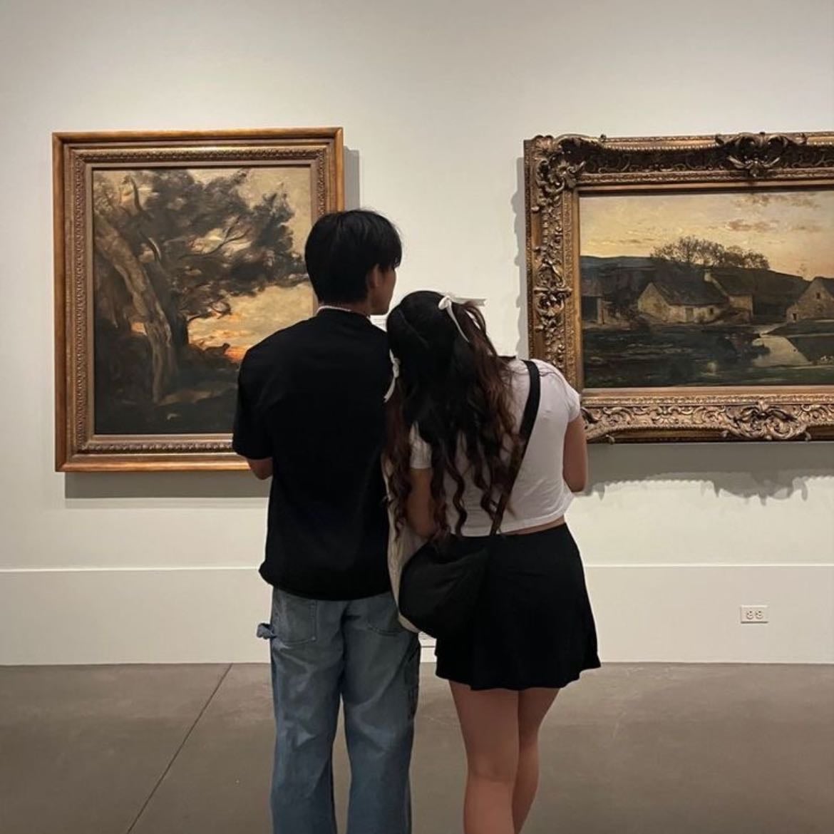 Ir al museo 🖼️💕 - Con un buen outfit, en especial si combinan es lindo, pero si además ambos les buscan significado a las pinturas es mil veces mejor, pueden tener una larga y profunda charla y esos momentos son los que hacen realmente buena la cita ❤️🩹
