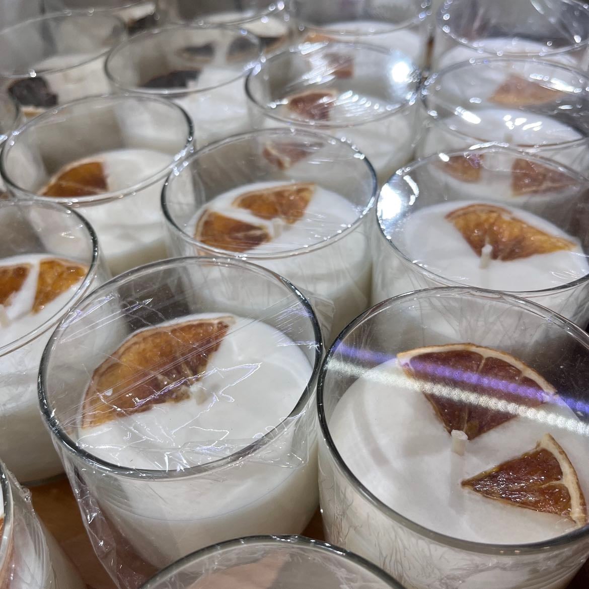 Hacer velas 🕯️💕 - Yo amo las velas y al menos una vez al mes hacemos una vela juntos y le ponemos cositas que nos representes a nosotros o a nuestra relación, nosotros por ejemplo, les pusimos unos petalos de unas flores que nos regalamos, porque si, yo también le regalo flores a mi novio 🫶🏻💐