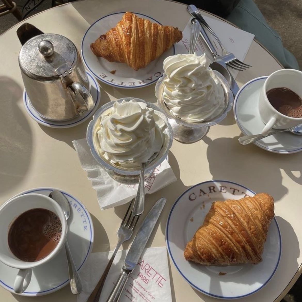 Cafetería☕️🌧️ - Un café en especial en un dia fresco y con lluvia, simple, no muy caro y hermoso 💗🌷