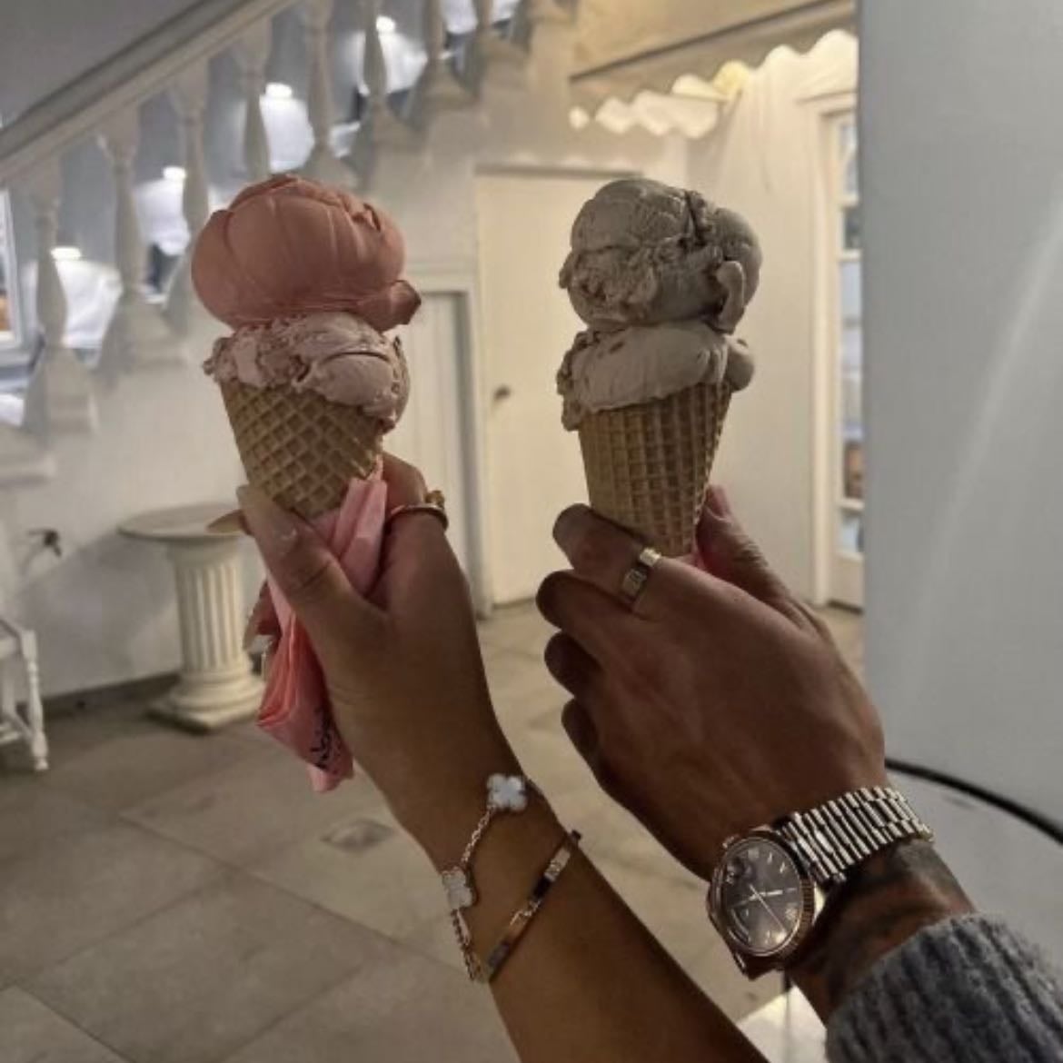 Heladito 🍦💗 - Clásico, aunque yo no tomo helado así que yo voy con mi cafecito y mi nene con su heladito 🥹