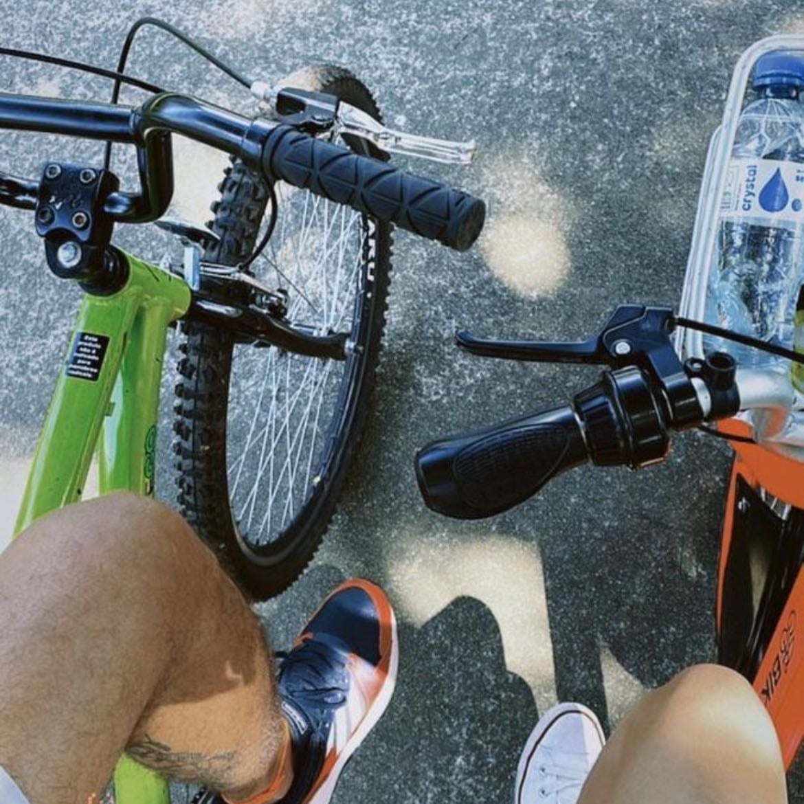 Andar en bici juntos 🚲 - Divertido y barato, pueden fijarse una meta, por ejemplo, andar hasta cierta cafetería y ahí frenar para merendar, yo y mi novio hacemos eso, después de la cafeteria y mas si es un dia fresco, nos gusta ir a su casa y dormir juntos, creo que es la cita perfecta 💞🚲