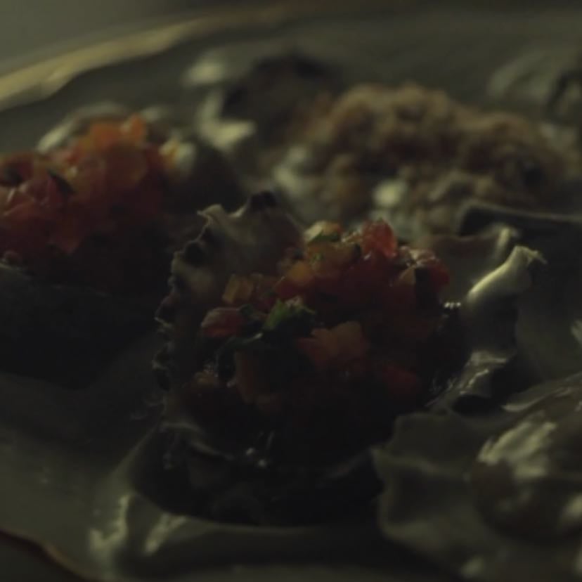 “Oysters Rockefeller" - EP 7 - Ostras de medio caparazón que se han cubierto con varios otros ingredientes y luego se hornean o asan