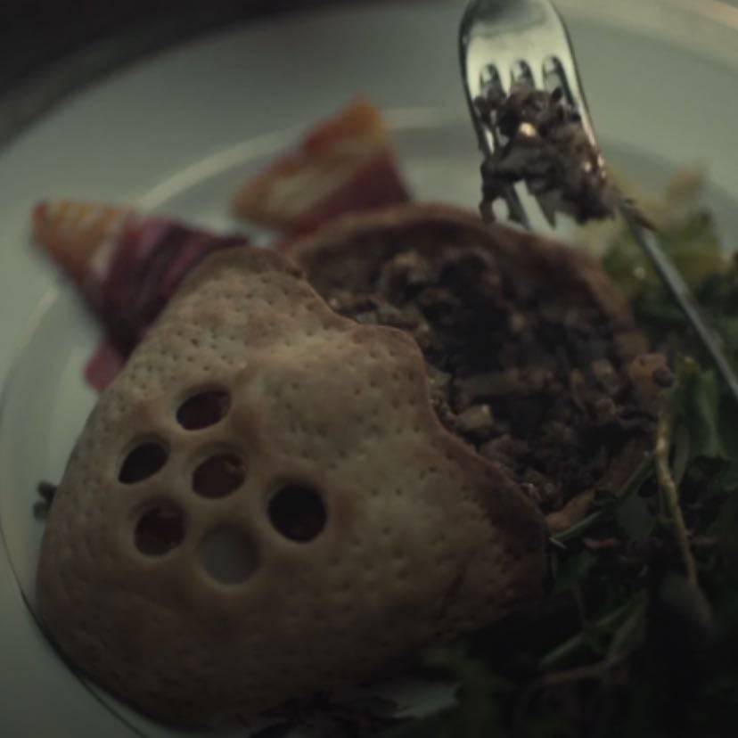 Mukozuke - EP 5 - “Kidney Pie" carne al horno, con remolacha roja y amarilla y queso de cabra en capas