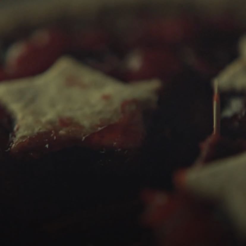 And the Woman Clothed With The Sun - EP 9 - Pastel de cereza fresco horneado en casa. Cortesía de Reba
