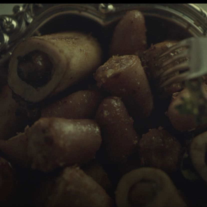 Dolce - EP 6 - Colas de cerdo cortadas en secciones en una salsa de vinagre negro de jengibre, y médula en una salsa de frijoles fermentados.