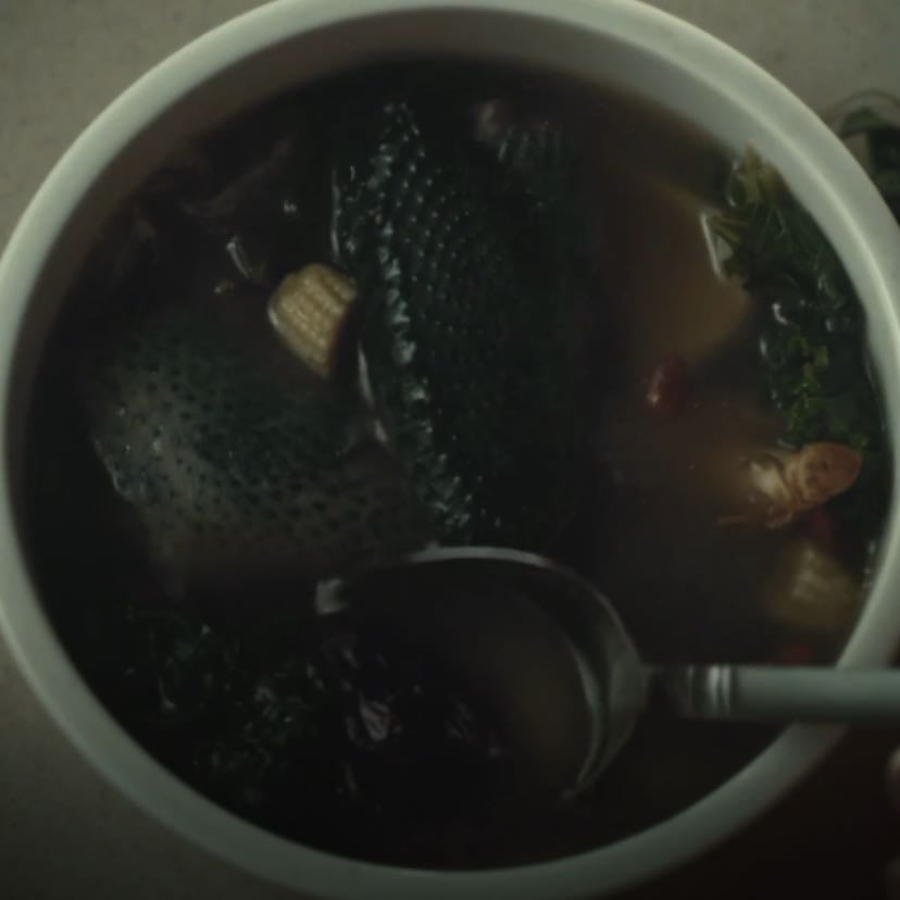 Relevés - EP 12 - “Silkie chicken in a broth” Wolfberries, ginseng, jengibre, dátiles rojos y anís estrellado. Sopa de pollo