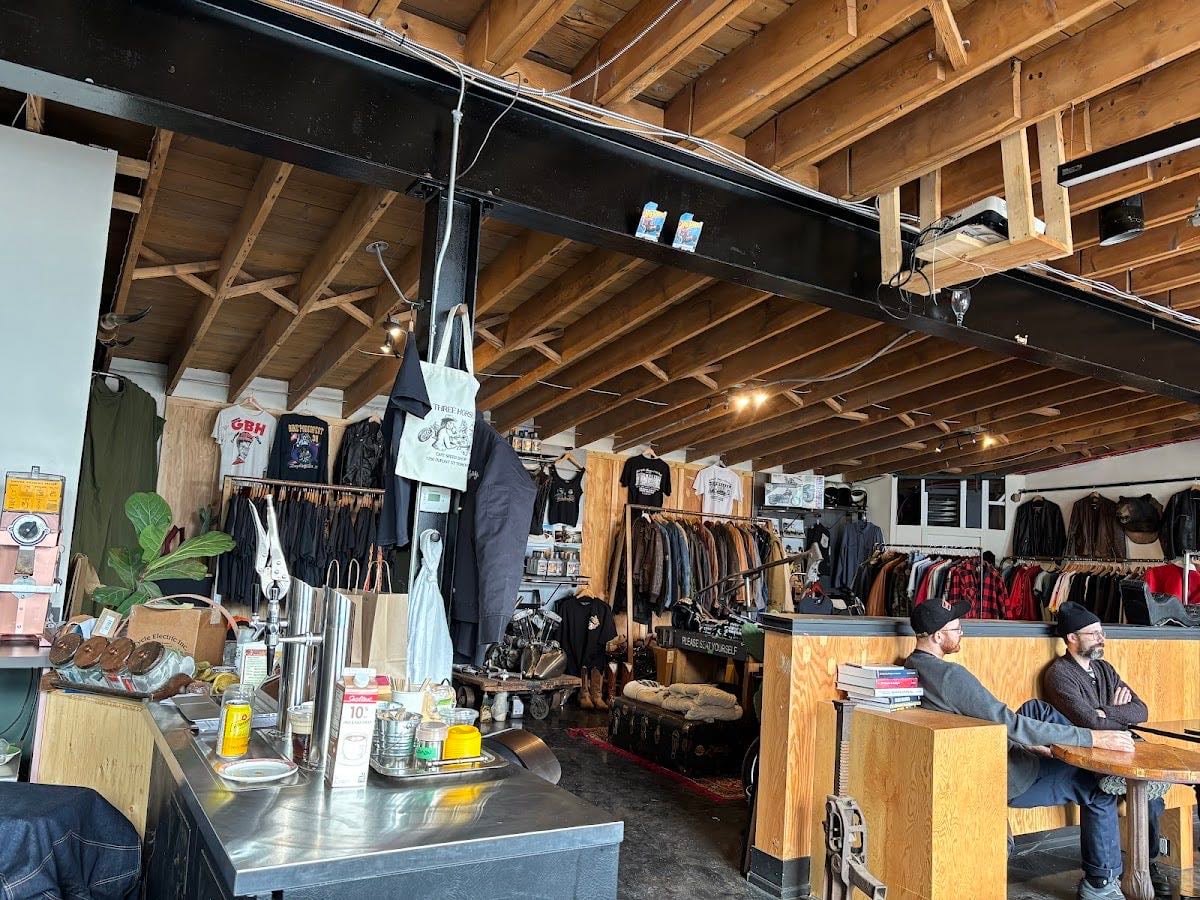 THREE HORSES Cafe & Speed Shop