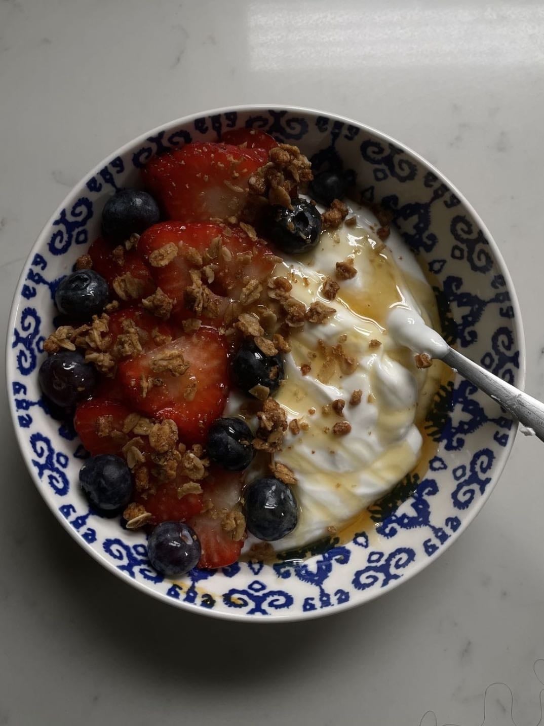 yogurt bowl - de base un yogur griego con granola y cualquier acompañamiento: frutilla, banana, uvas, arándanos, pera, durazno. como toque al final la miel es lo mejor