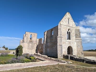 Abbaye des Châteliers - Cycle through poppy fields to see here