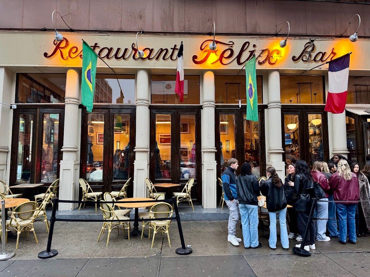 Felix - Iconic SoHo spot w/ patio + ⚽ watching