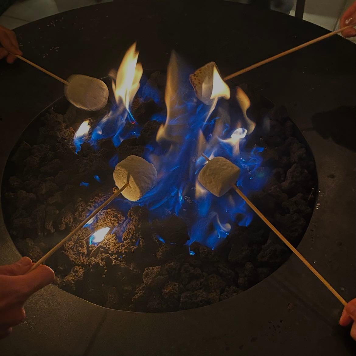 Fogata y s’mores - Villancicos, Ugly sweaters e historias navideñas