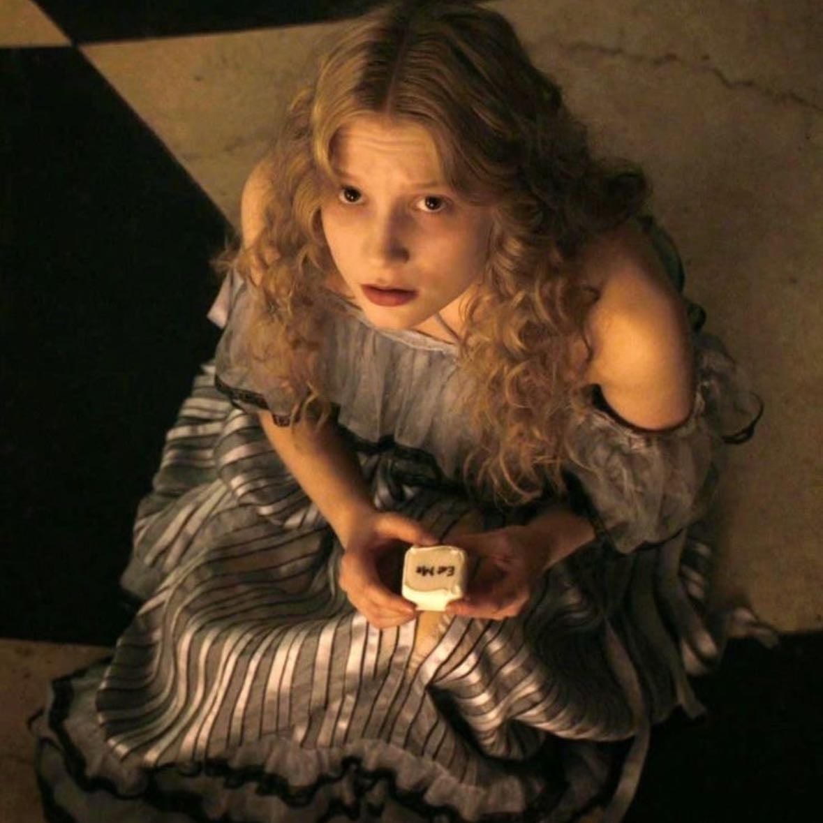 Alice Kingsleigh - Alice in wonderland