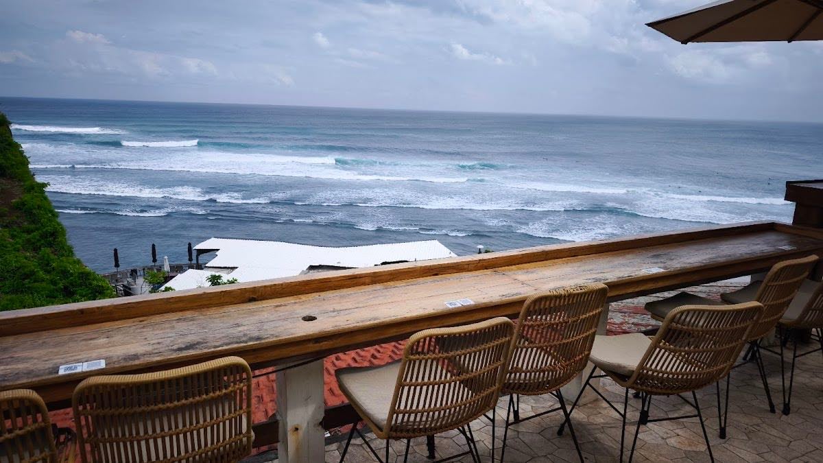 Single Fin - Uluwatu | $$ | Friends, Surf