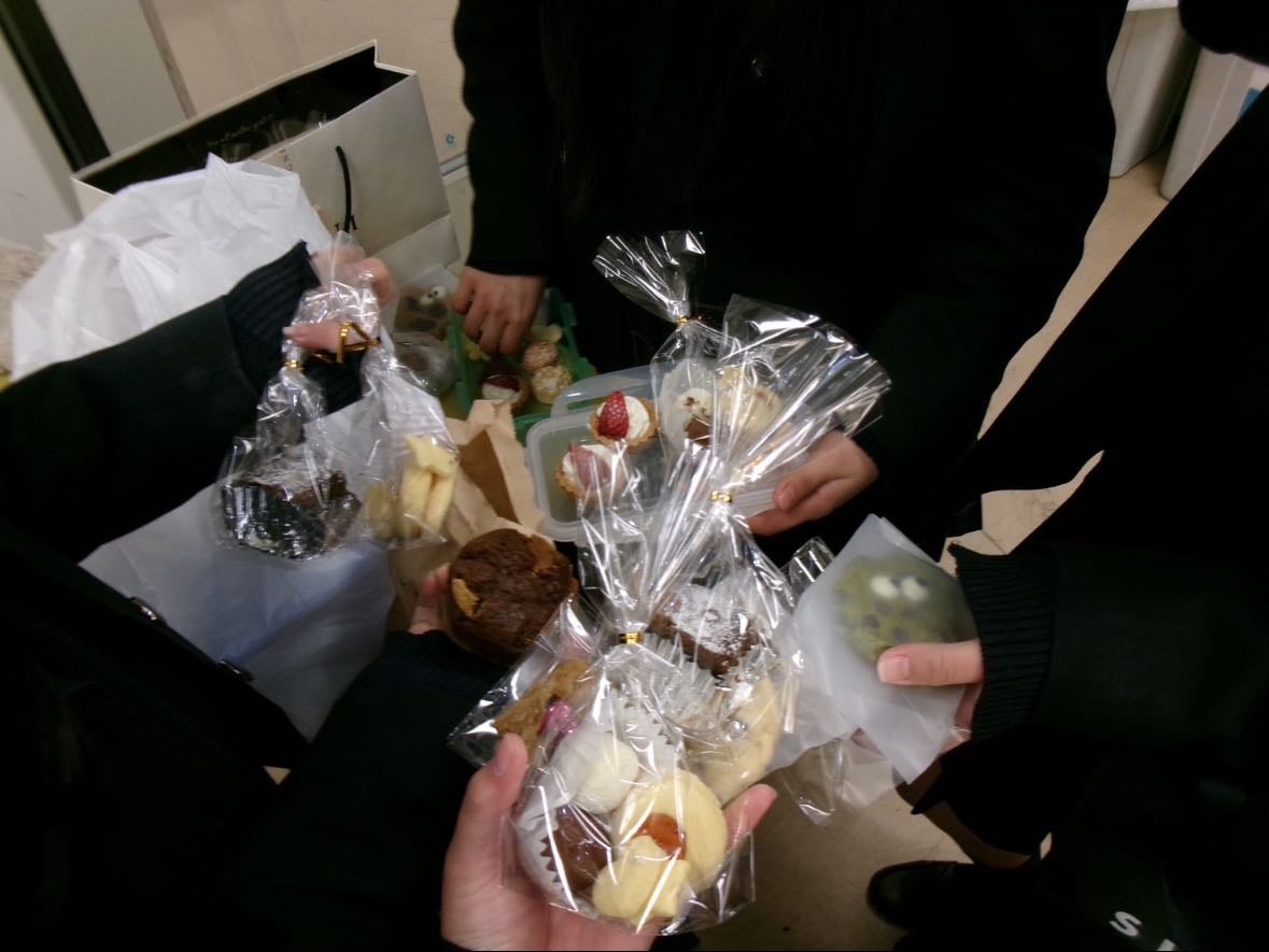 Valentine🤎 - みんなで作ってきて当日にジャーンって広げてたべたよ!😌当日までつくってくるもの秘密にするともっとワクワクしてたのしい𐔌ᵔ ܸ>⩊<︎︎ ͡ 𐦯