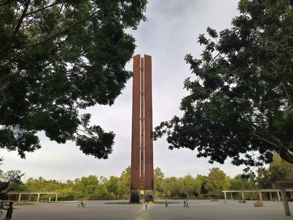 Parque Luis Quintanar (De La Solidaridad) - La parte de arriba es mi favorita porque es grande y no tiene muchos desniveles. La parte pegada al skatepark también esta bien pero no hay sombra y tiene más desnivel.